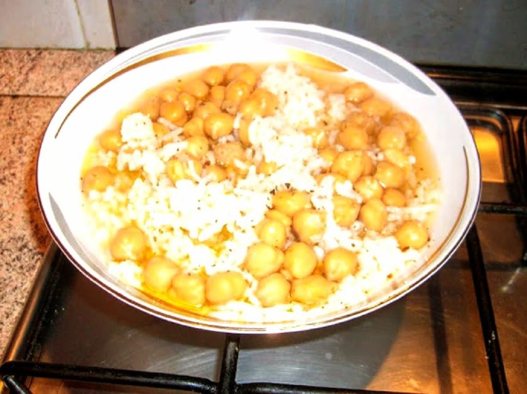 Reis und Kichererbsen mit Gewürzen und Peperaglio