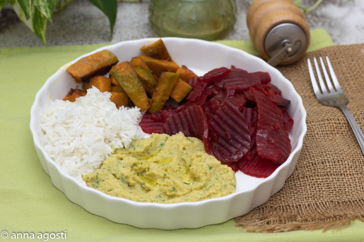 Reisschüssel mit Hummus und gekochtem Gemüse