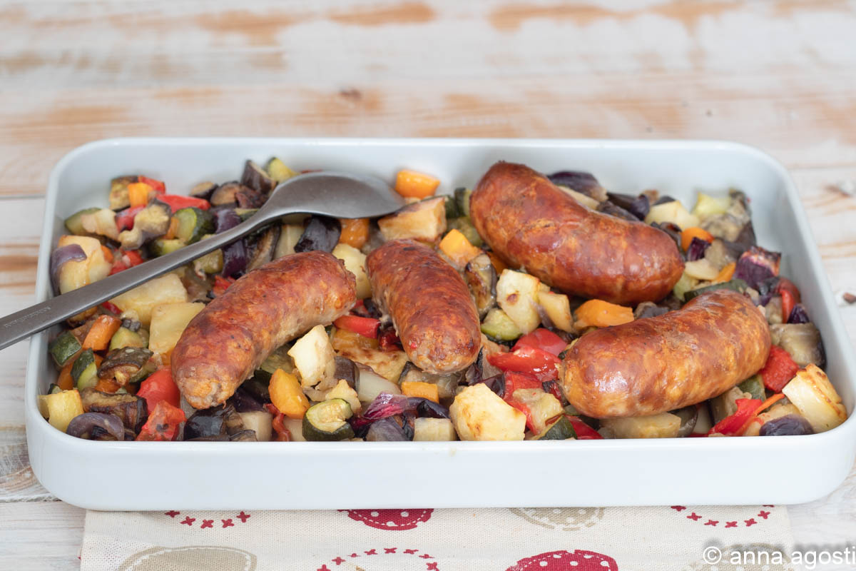 Rezept Blech mit Würstchen und Gemüse