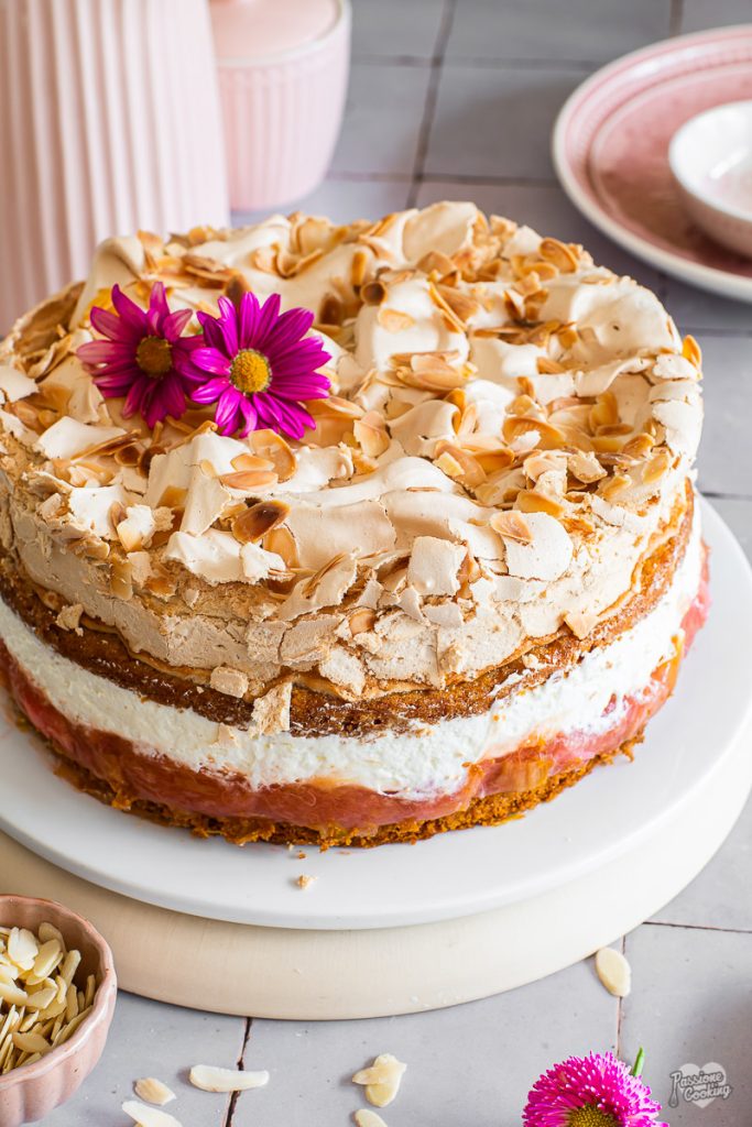 Rhabarber-Baiser-Torte mit Sahne
