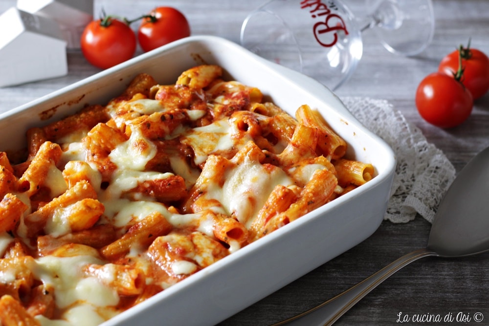Rigatoni mit Tomate, Mozzarella und Basilikum