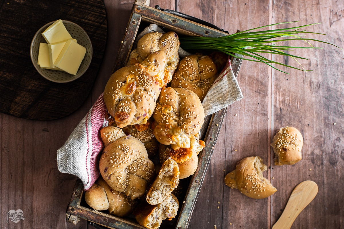Roggenknoten mit Zwiebeln und Käse