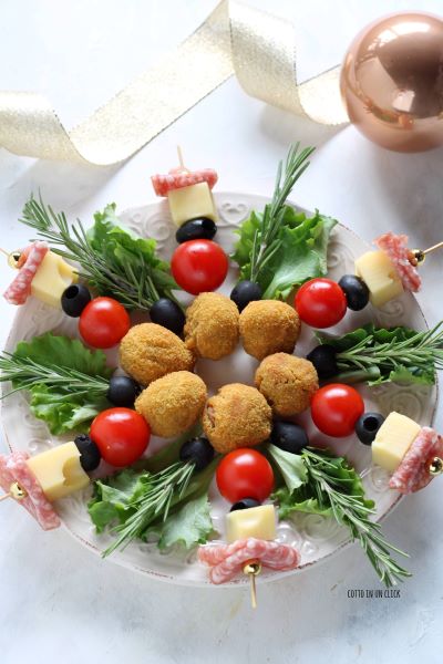 Rosmarinzweige auf die Salatblätter legen und servieren