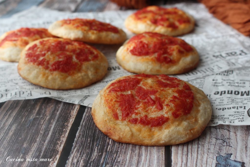 Rote Pizzette zum Einfrieren - Küche mit Meerblick