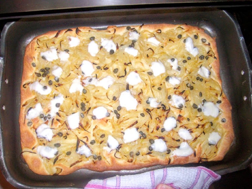 Zwiebel-Focaccia mit Kapern und Mozzarella