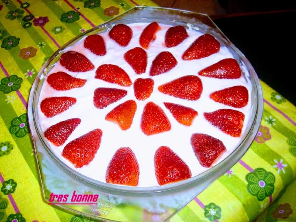 Joghurteis-Torte mit Erdbeeren