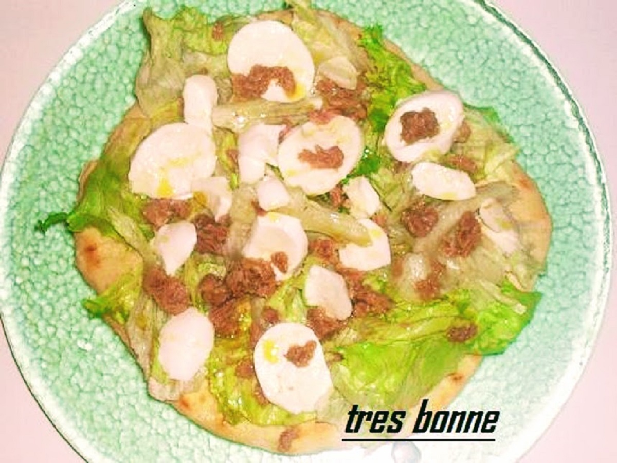 Pizza mit frischem sommerlichem Blattsalat und eingelegtem Thunfisch