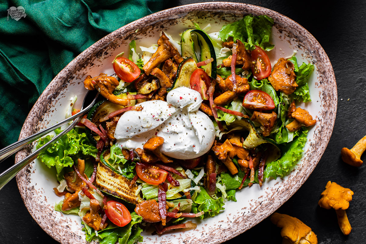 Salat mit Pfifferlingen, Speck und Burrata