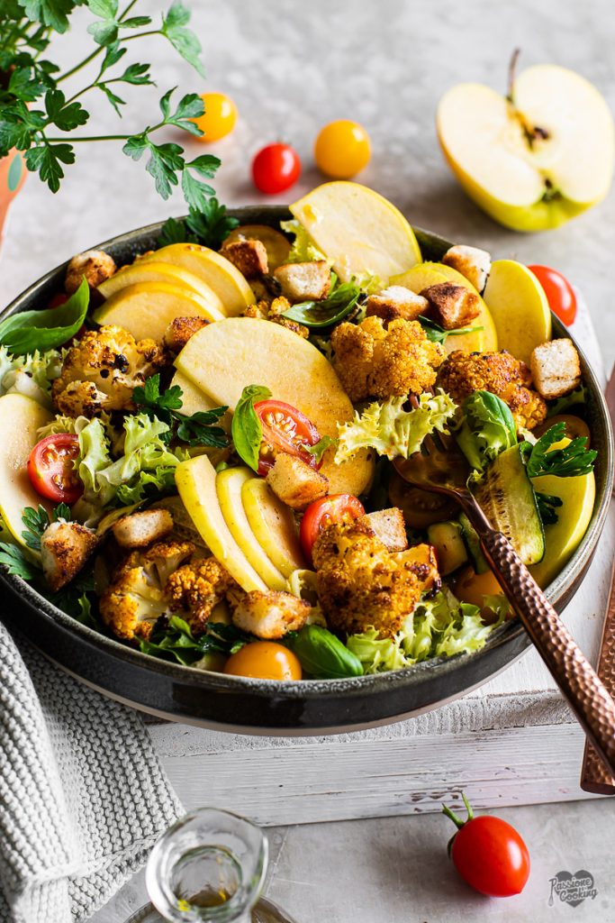 Salat mit geröstetem Blumenkohl und Golden Delicious Äpfeln