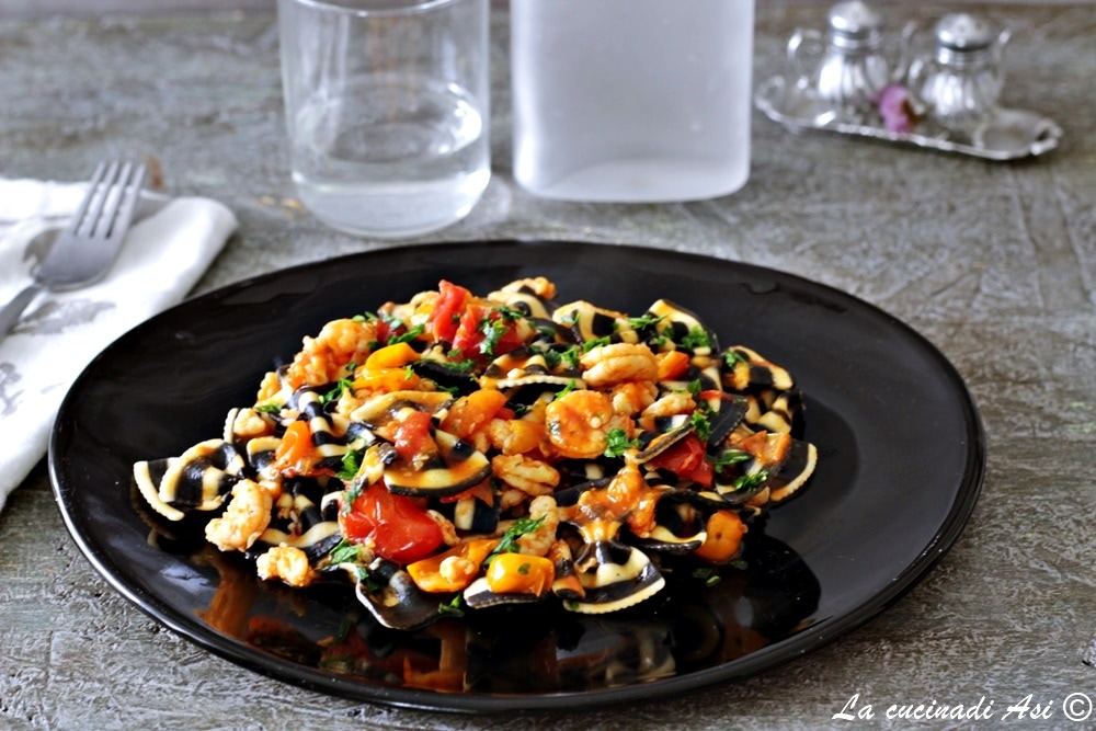 Schwarze Tintenfischfarfalle mit Datteltomaten und Garnelen