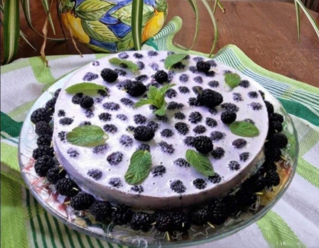 Leichte kalte Maulbeer-Cheesecake