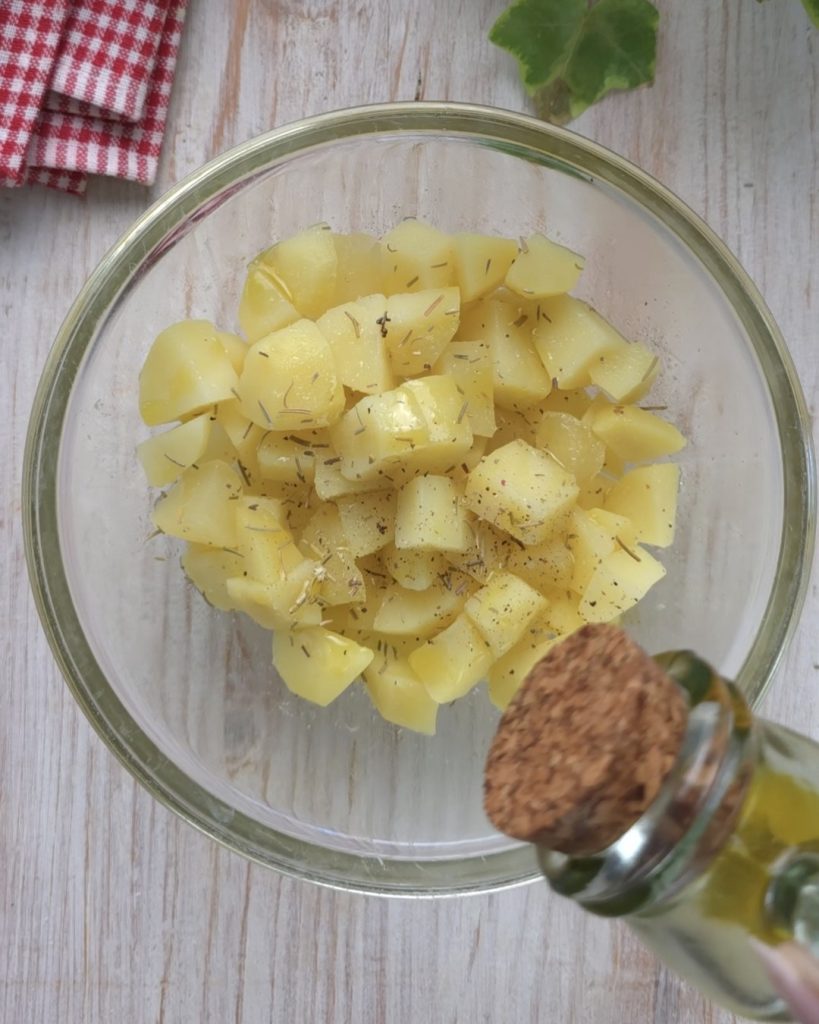 würzen Sie die Kartoffeln