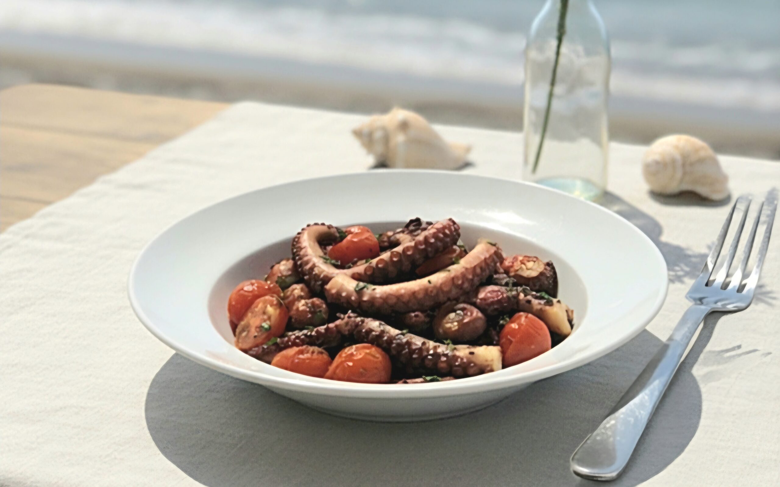 Kleine Kraken mit Kirschtomaten confit