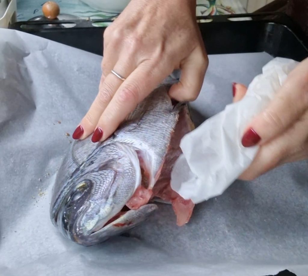 Wie man Fisch in Salzkruste gart