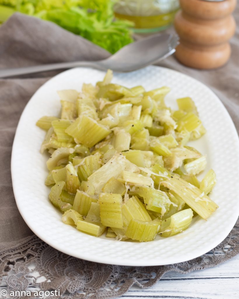 Sellerie mit Parmesan in der Pfanne gekocht
