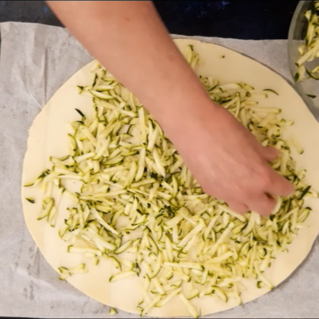 Zucchini-Sonnenblume und Blätterteig