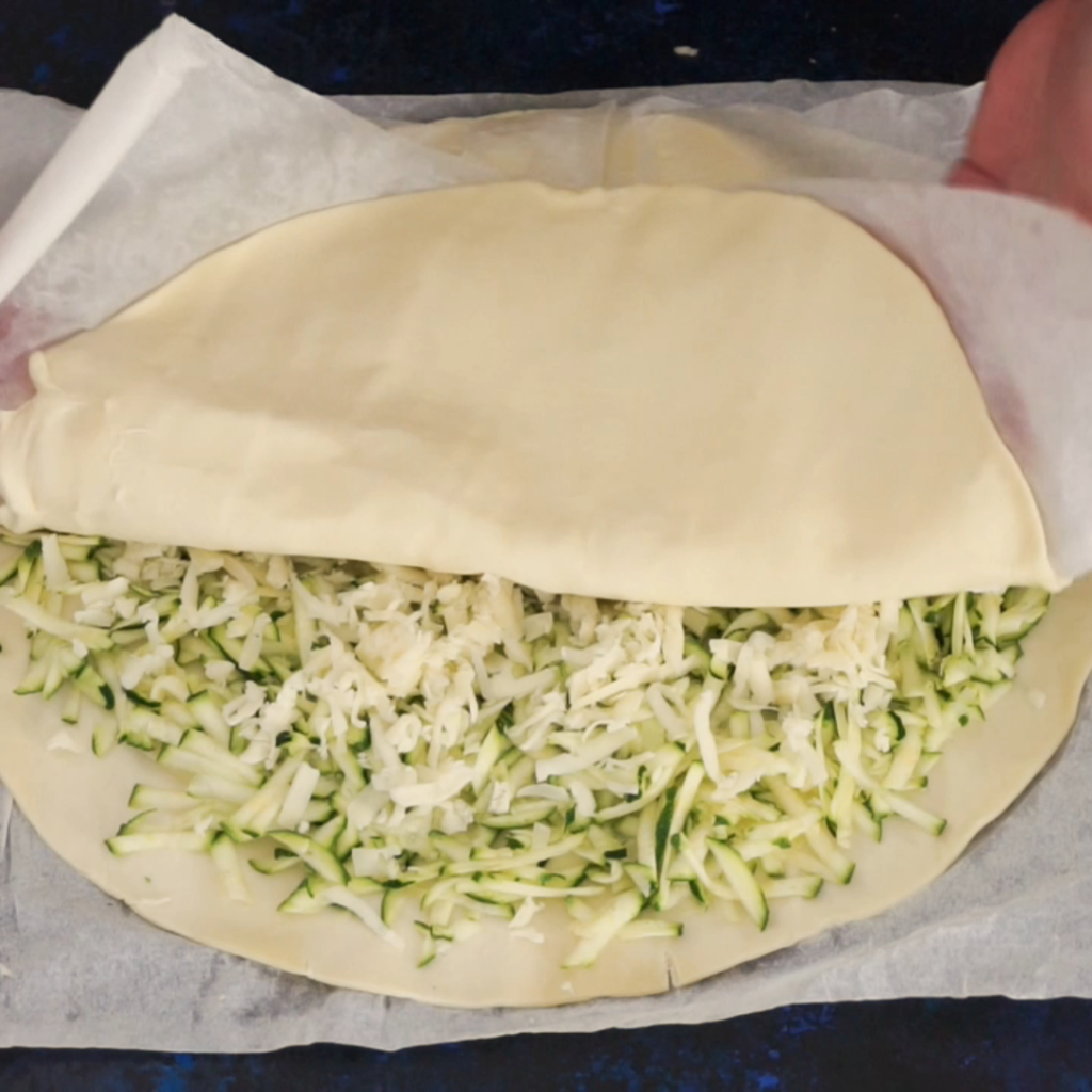 Zucchini-Sonnenblume und Blätterteig