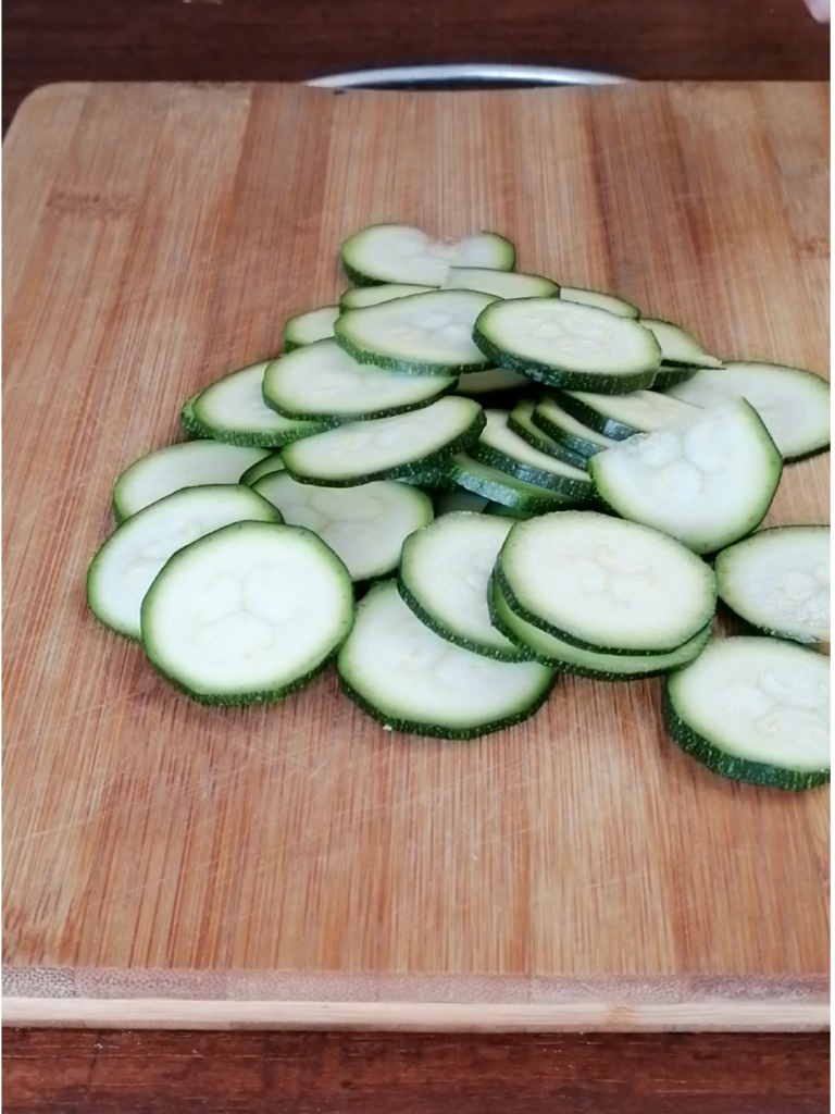 Blätterteigstangen mit Zucchini und Käse