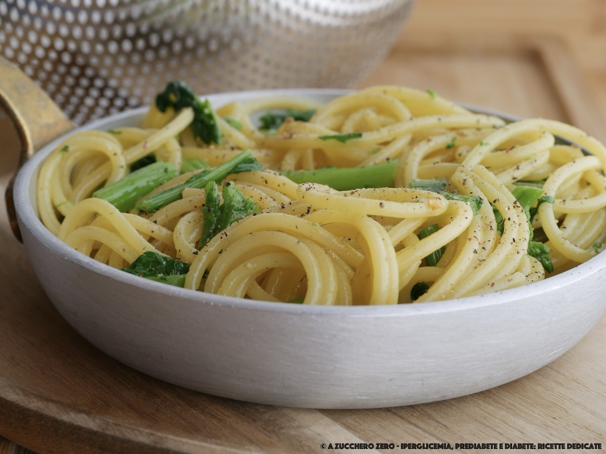 Spaghetti mit Stängelkohl, Knoblauch, Öl und Chili light