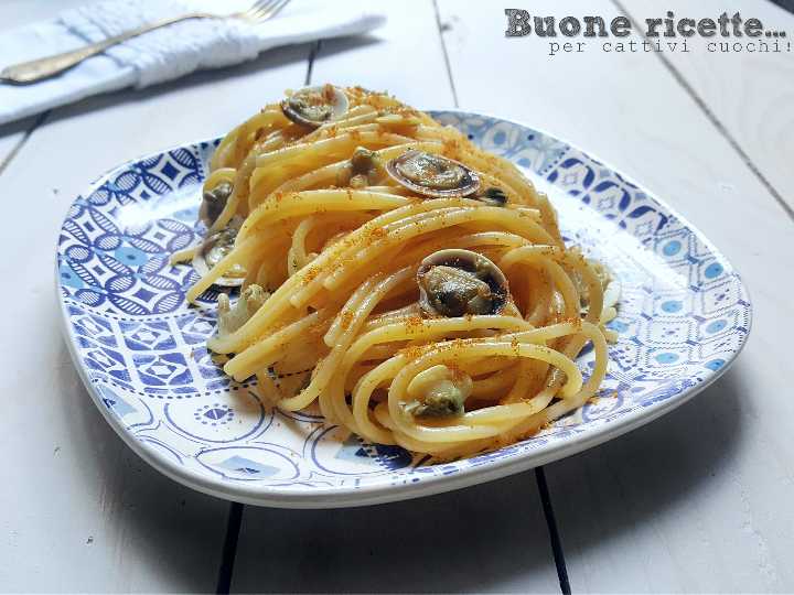 Spaghetti mit Venusmuscheln und geriebener Bottarga