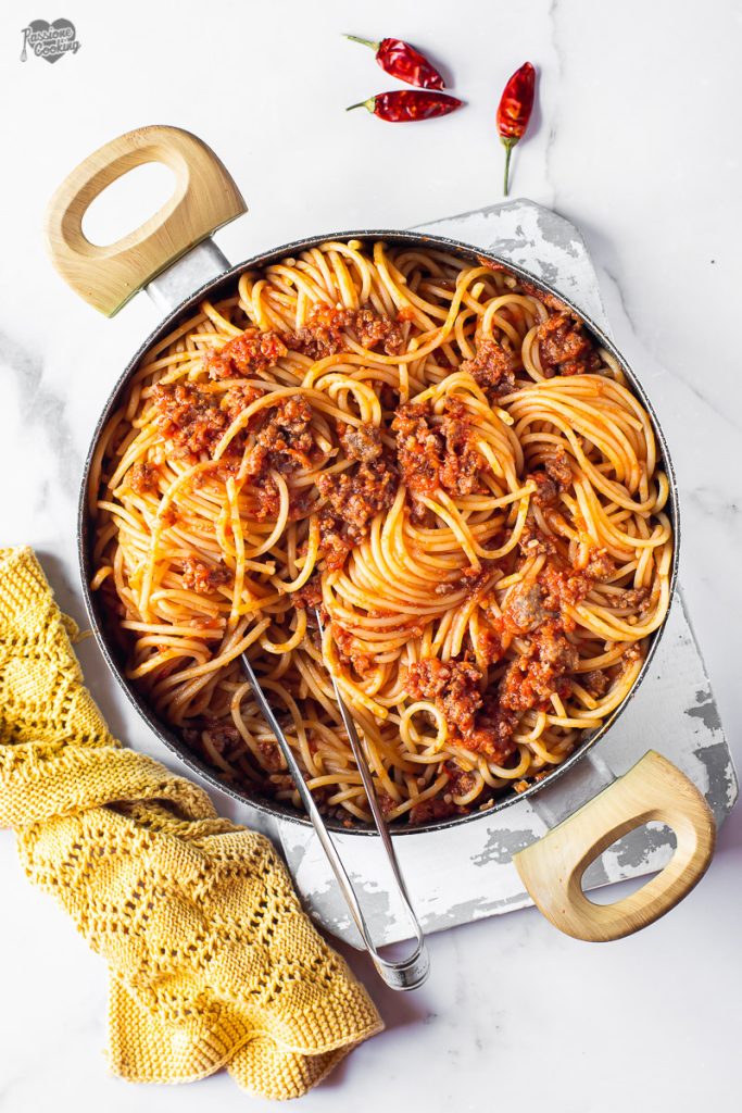 Spaghetti mit Wurst und Tomate