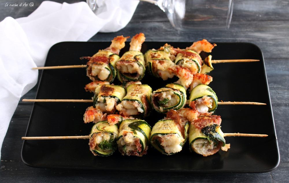 Spieße mit Garnelen und Zucchini