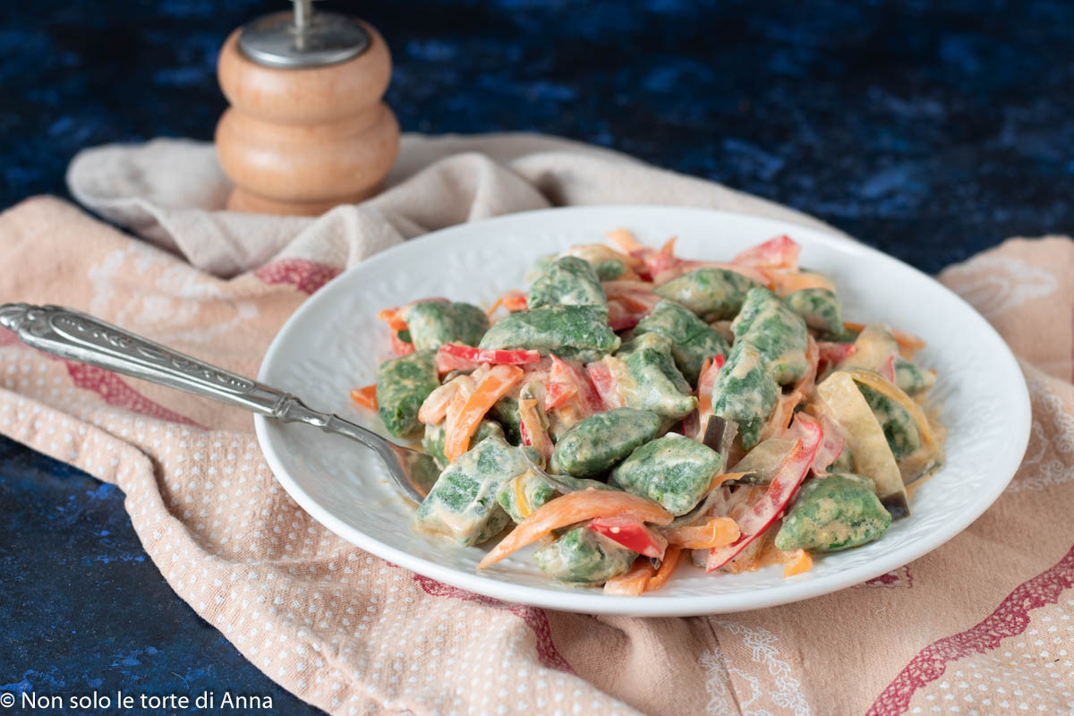 Spinatgnocchi mit Frühlingsgemüse