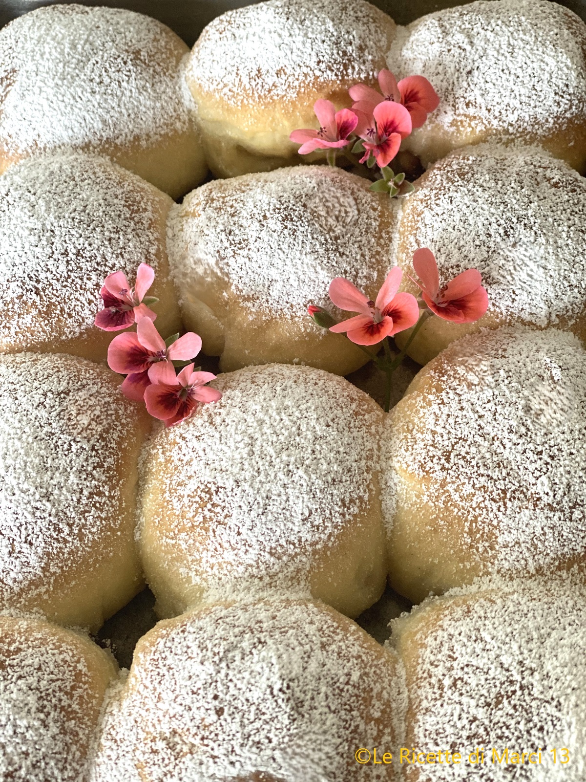 Superweiche Buchteln aus Südtirol wie eine Wolke. Süße Tiroler Brötchen gefüllt