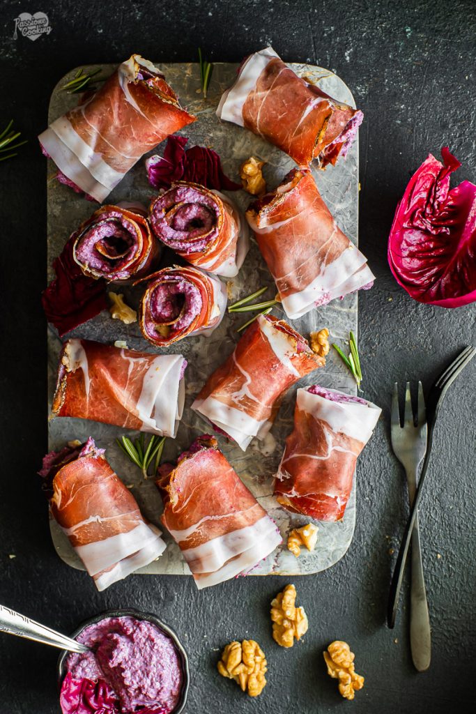 Südtiroler Speckröllchen g.g.A. mit Radicchio-Creme