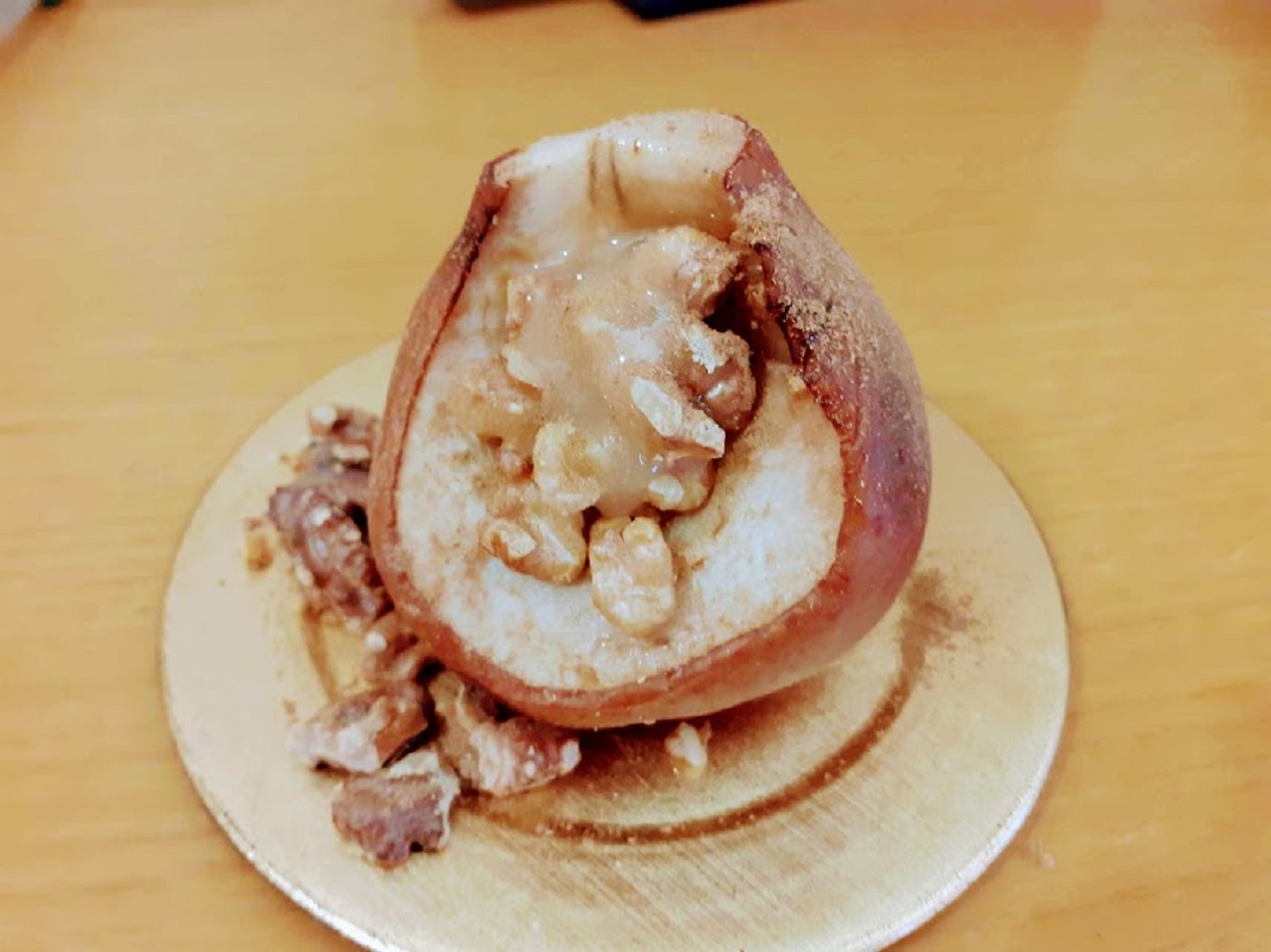 Süße Birnen mit Honig und Nüssen aus der Heißluftfritteuse