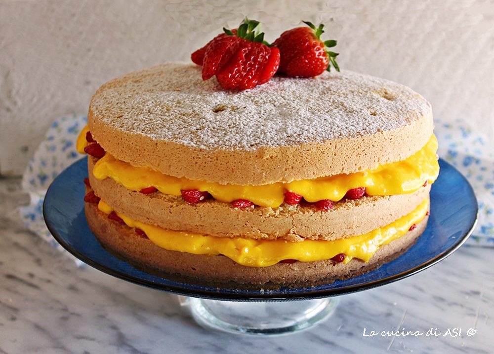 KUCHEN mit Creme und Erdbeeren