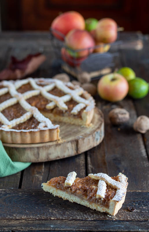 Torte mit Feigen, Äpfeln und Nüssen