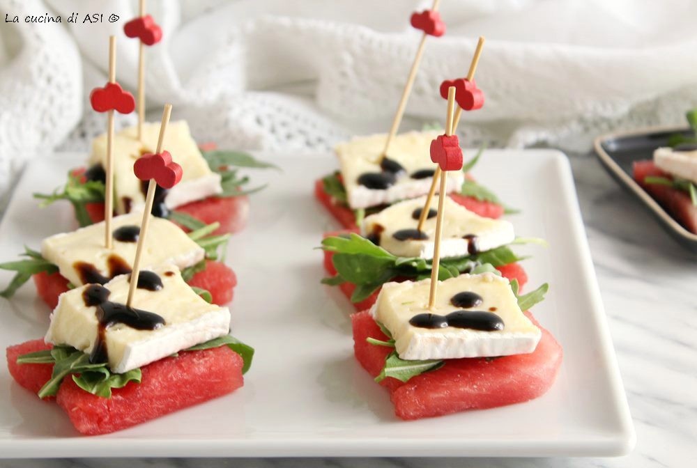Tapas mit Wassermelone, Rucola, Brie und Balsamicoessig