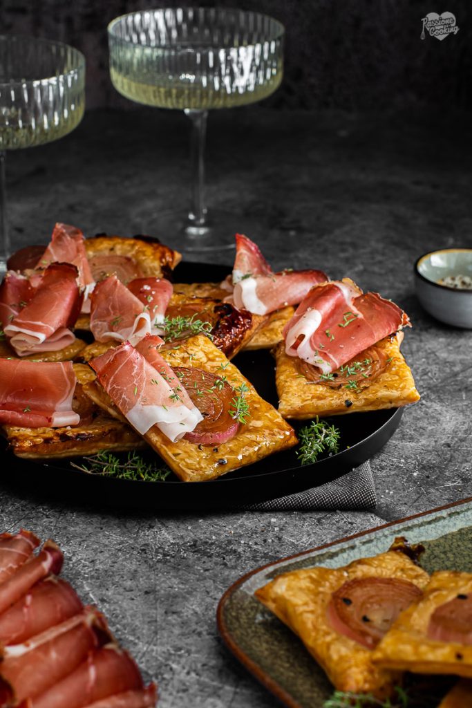 Mini Tarte Tatin mit Zwiebeln und Südtiroler Speck g.g.A.