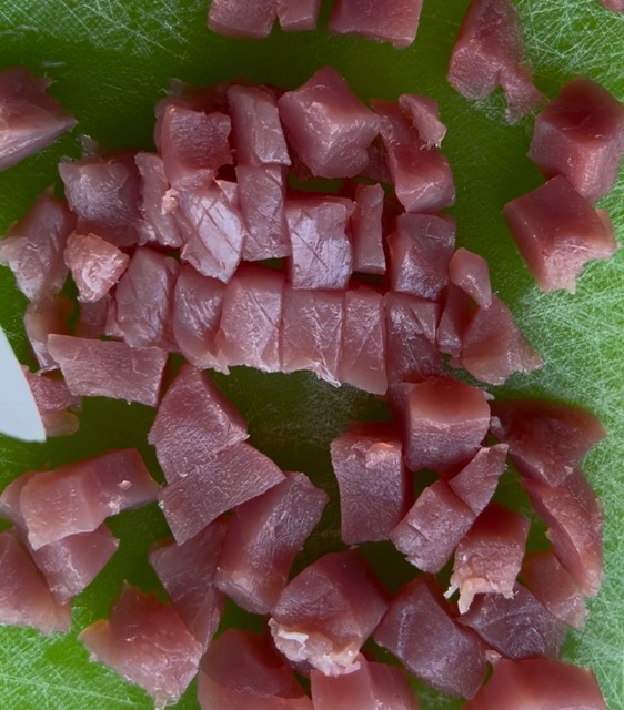 Schneiden Sie den Thunfisch in Würfel