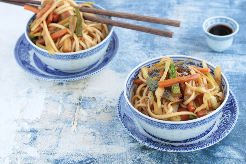 Udon mit Gemüse und Sojasauce