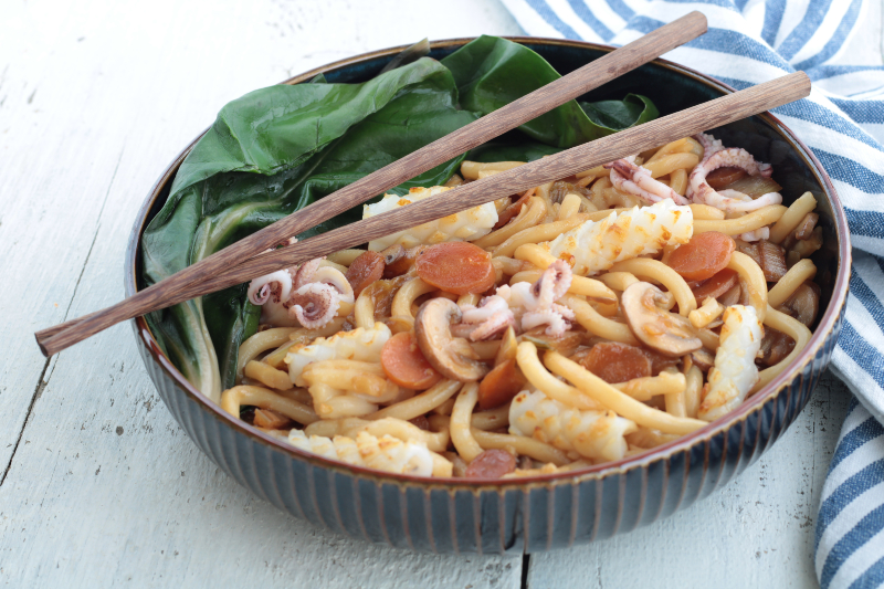 Udon mit Tintenfisch und Gemüse