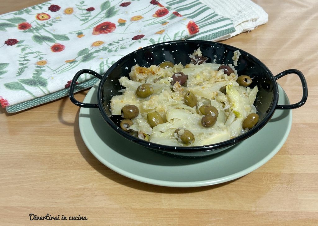 Knusprig überbackene Fenchel mit Semmelbröseln und Parmesan, in der Pfanne gebraten und mit Taggiasca-Oliven verfeinert