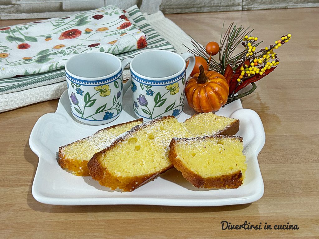 Vanille-Joghurt-Kuchen in der Heißluftfritteuse gebacken, weich und goldbraun, serviert auf einem hellen Teller