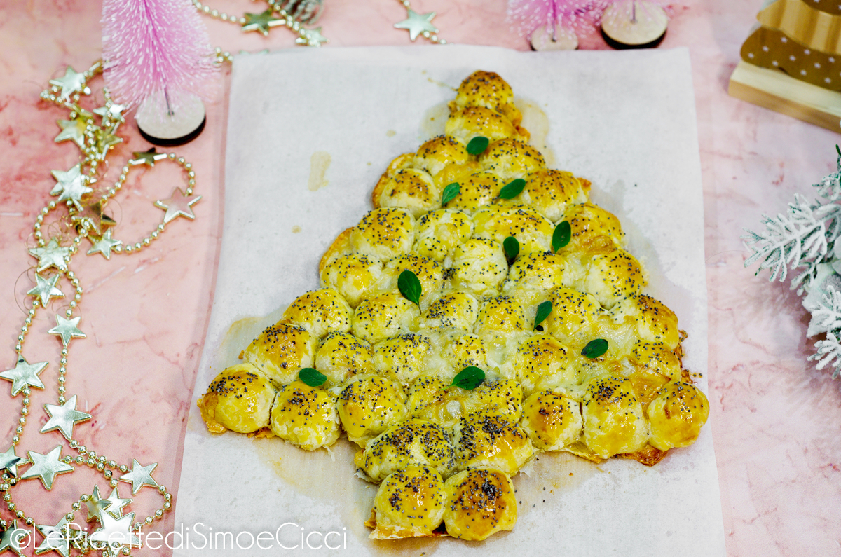 Blätterteig-Weihnachtsbaum mit Schinken und Käse