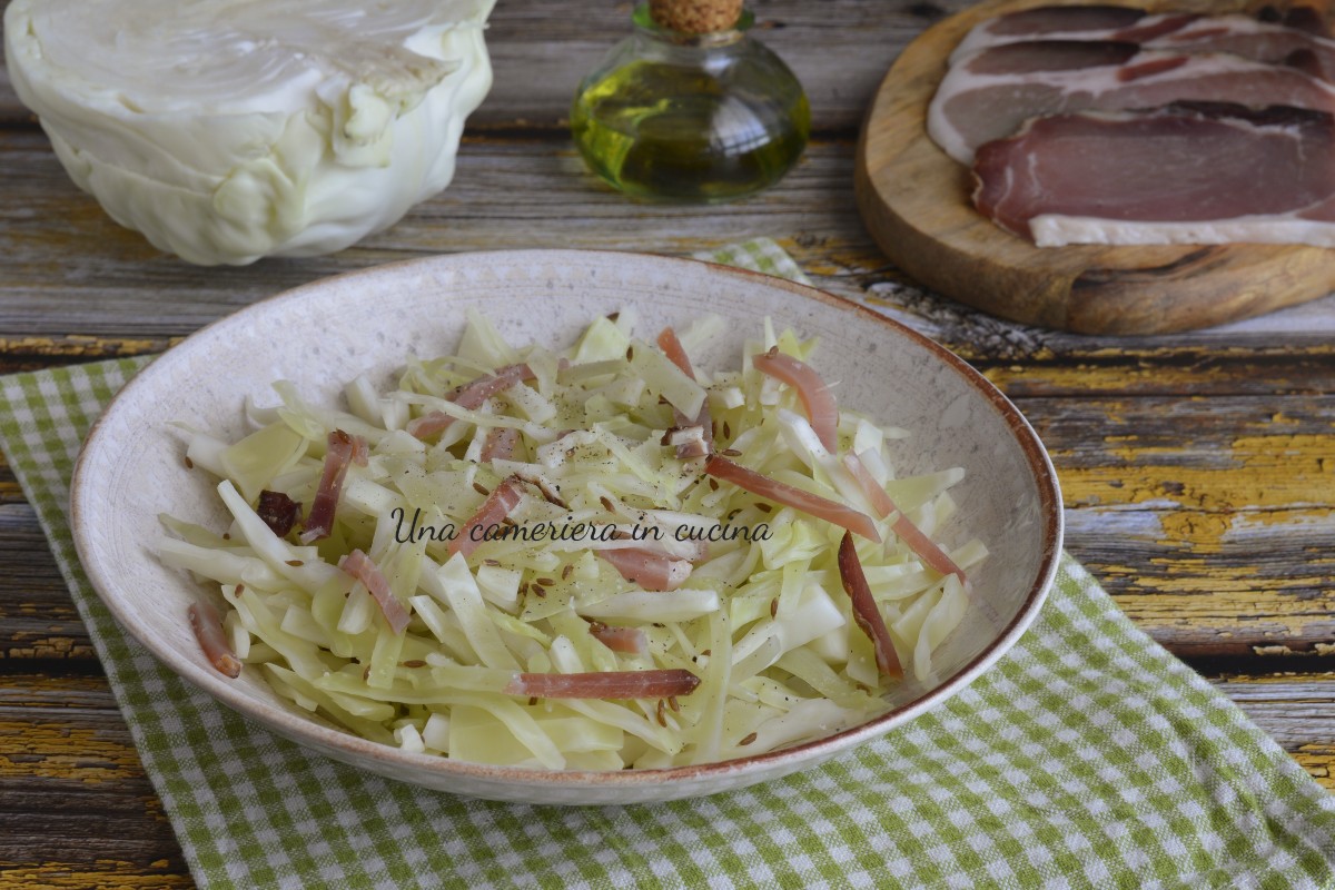 Weißkohlsalat mit Speck und Kümmel
