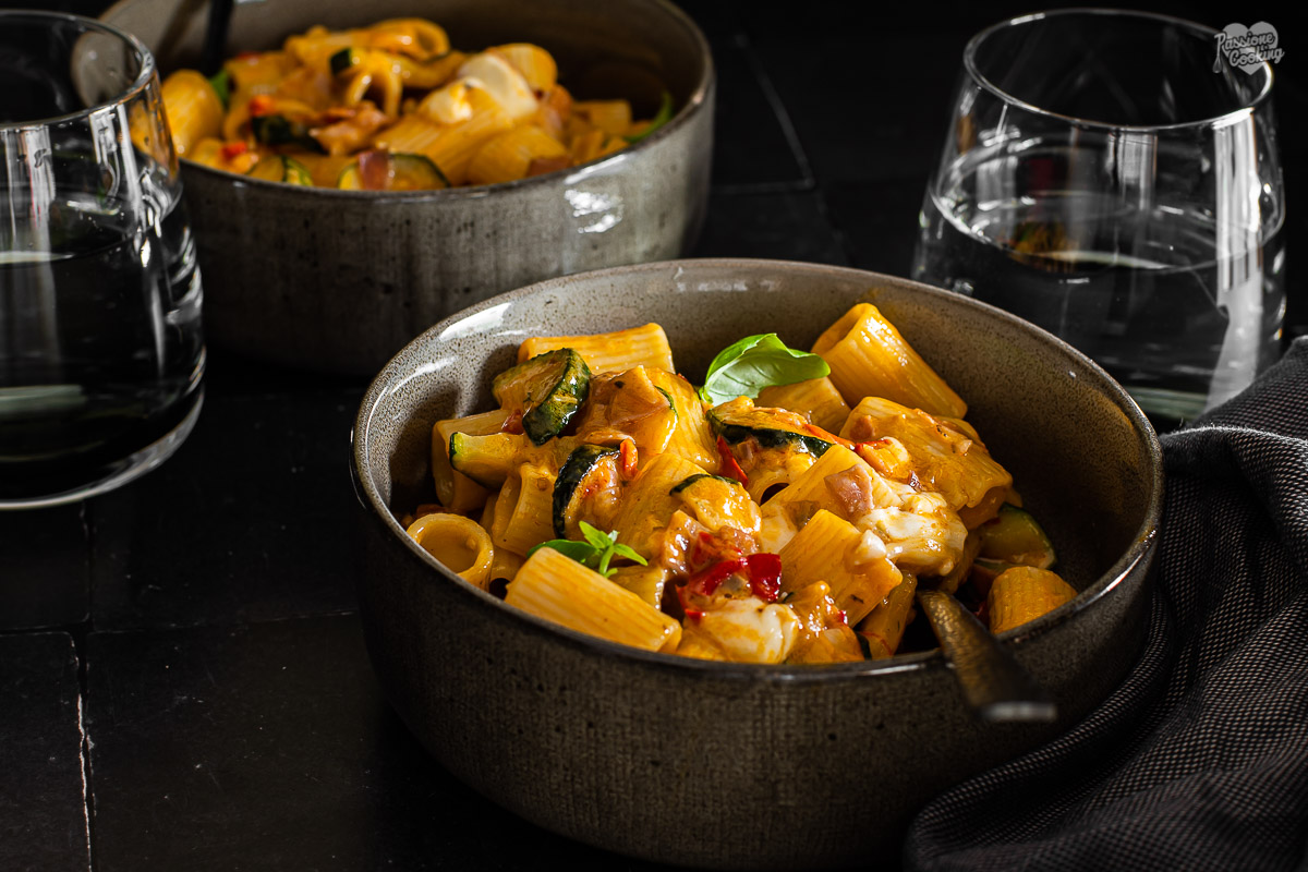 Würzige Pasta mit Speck und Harissa