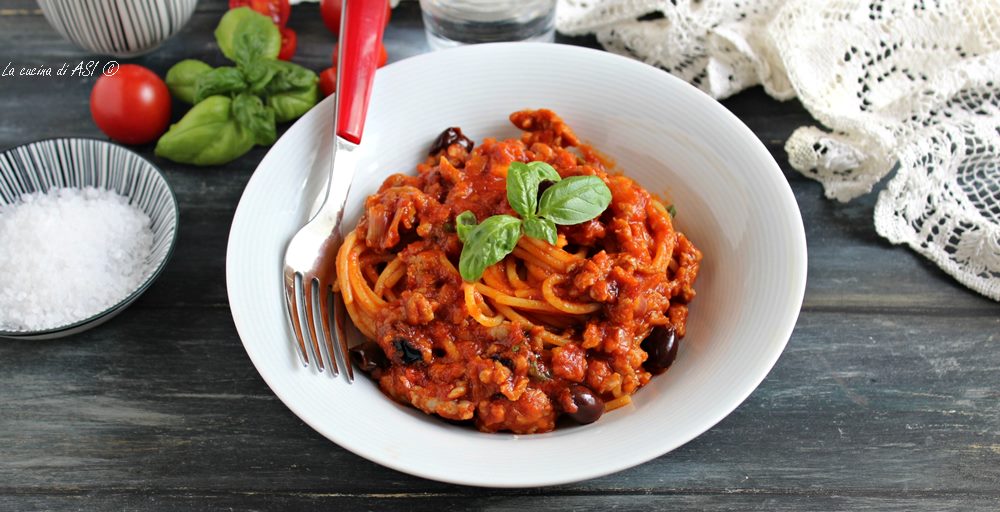 WÜRZIGE SPAGHETTI mit Wurst und Oliven