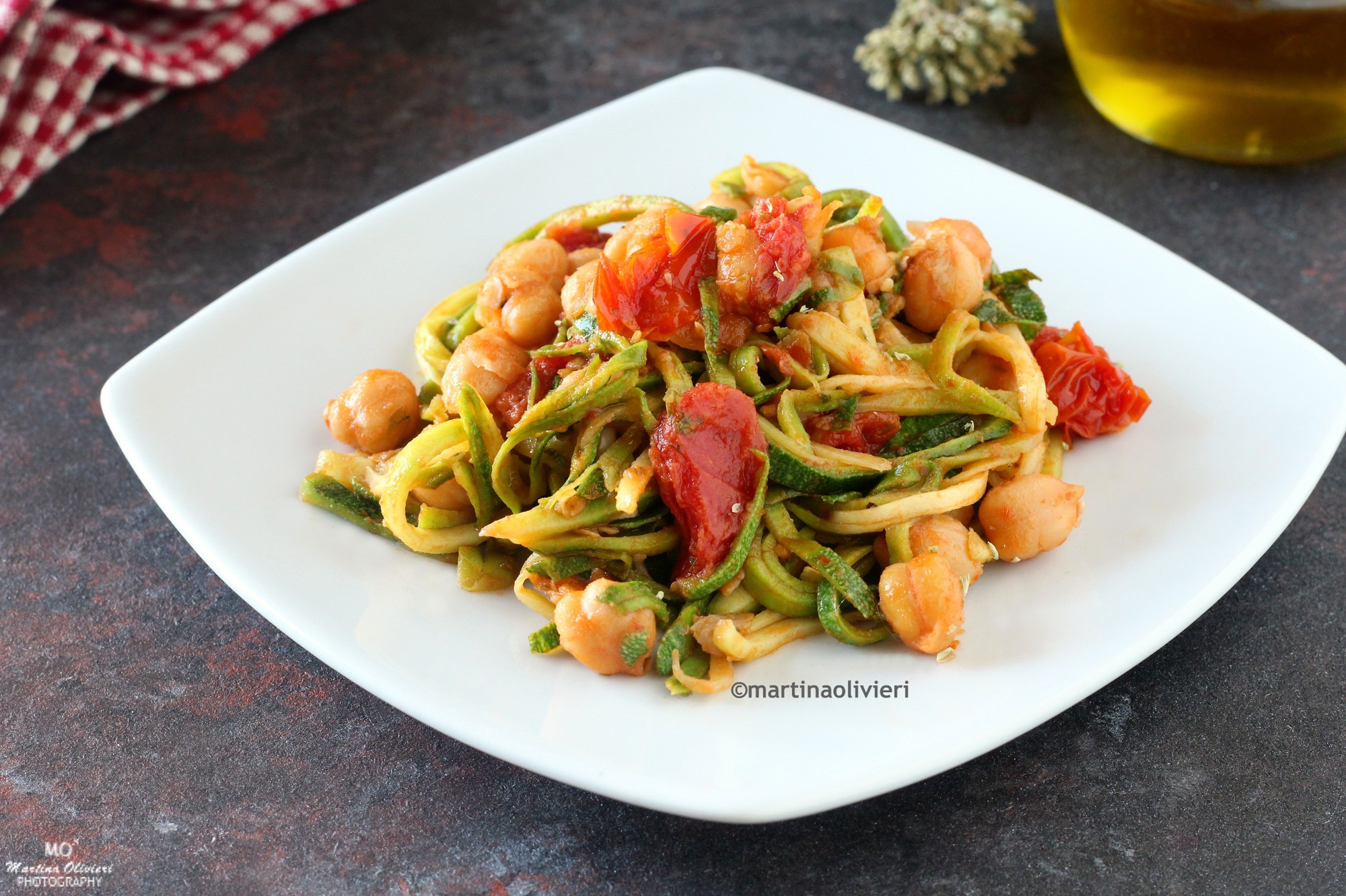 Zucchini-Spaghetti mit Kichererbsen und Kirschtomaten