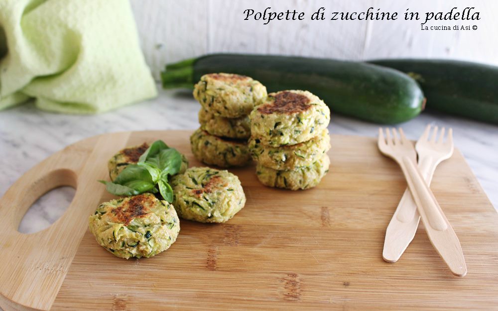 Zucchinifrikadellen in der Pfanne