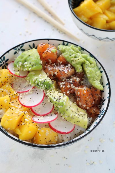 Alle Zutaten auf den Reis legen, weitere Sesam- und Mohnsamen hinzufügen und mit Teriyaki-Sauce würzen