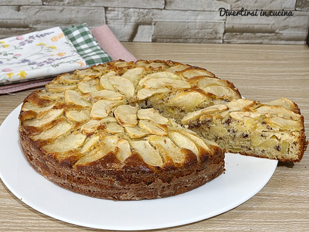 Frisch gebackener Apfelkuchen mit Schokolade und Zitrone, dekoriert mit Apfelscheiben und Kristallzucker auf der Oberfläche