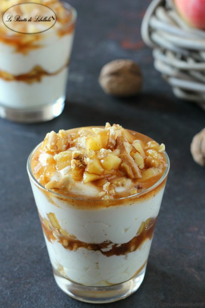 Becher mit Joghurtcreme und gewürzten Äpfeln