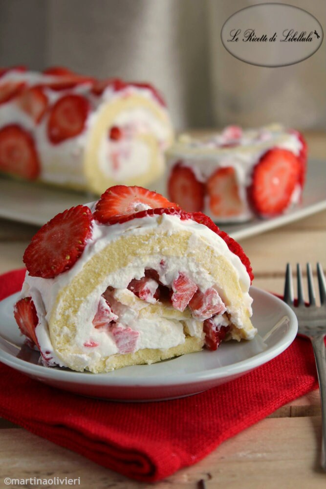 Biskuitrolle mit Sahne und Erdbeeren