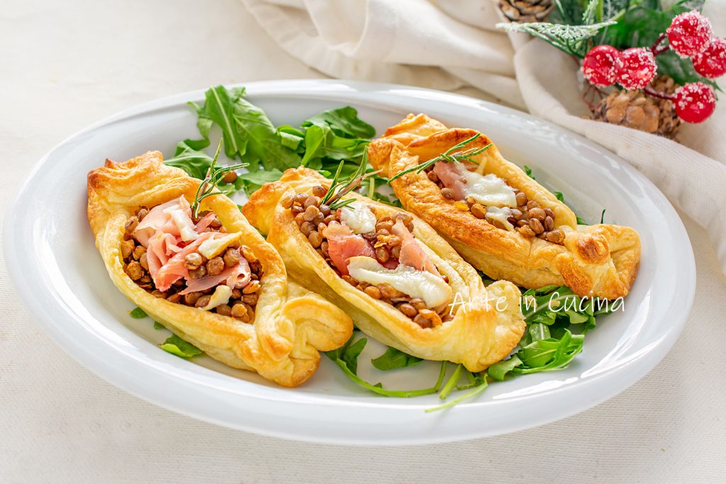 Blätterteig-Bötchen mit Linsen und Speck